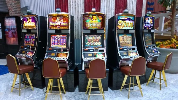 QRIS mobile deposit flow on maxbet268 showing bank app scanning and account balance update